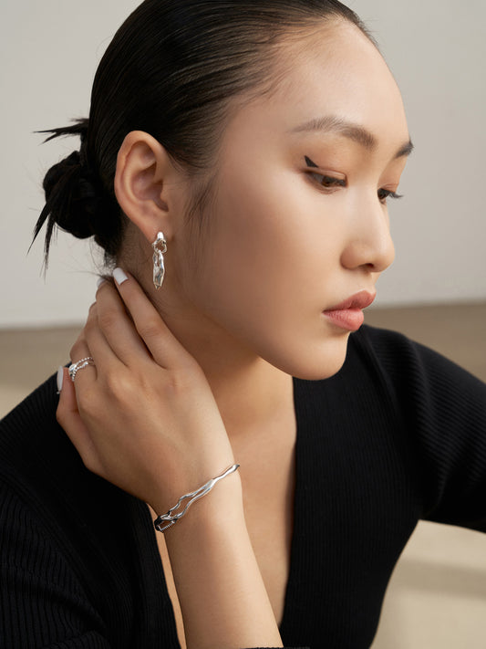 【S925】Nuance Line Earrings Featuring the Powerful, Sculptural Beauty of Lava