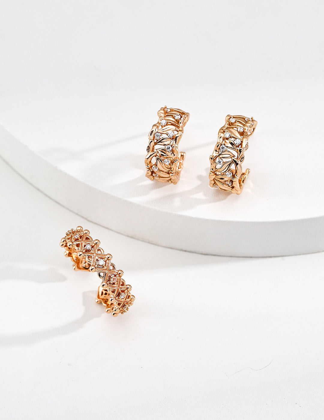 [Golden Willow] Willow Leaf Motif Earrings with Zirconia, Gold Plated - Brings Good Fortune