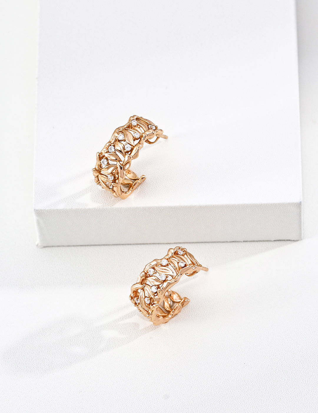 [Golden Willow] Willow Leaf Motif Earrings with Zirconia, Gold Plated - Brings Good Fortune