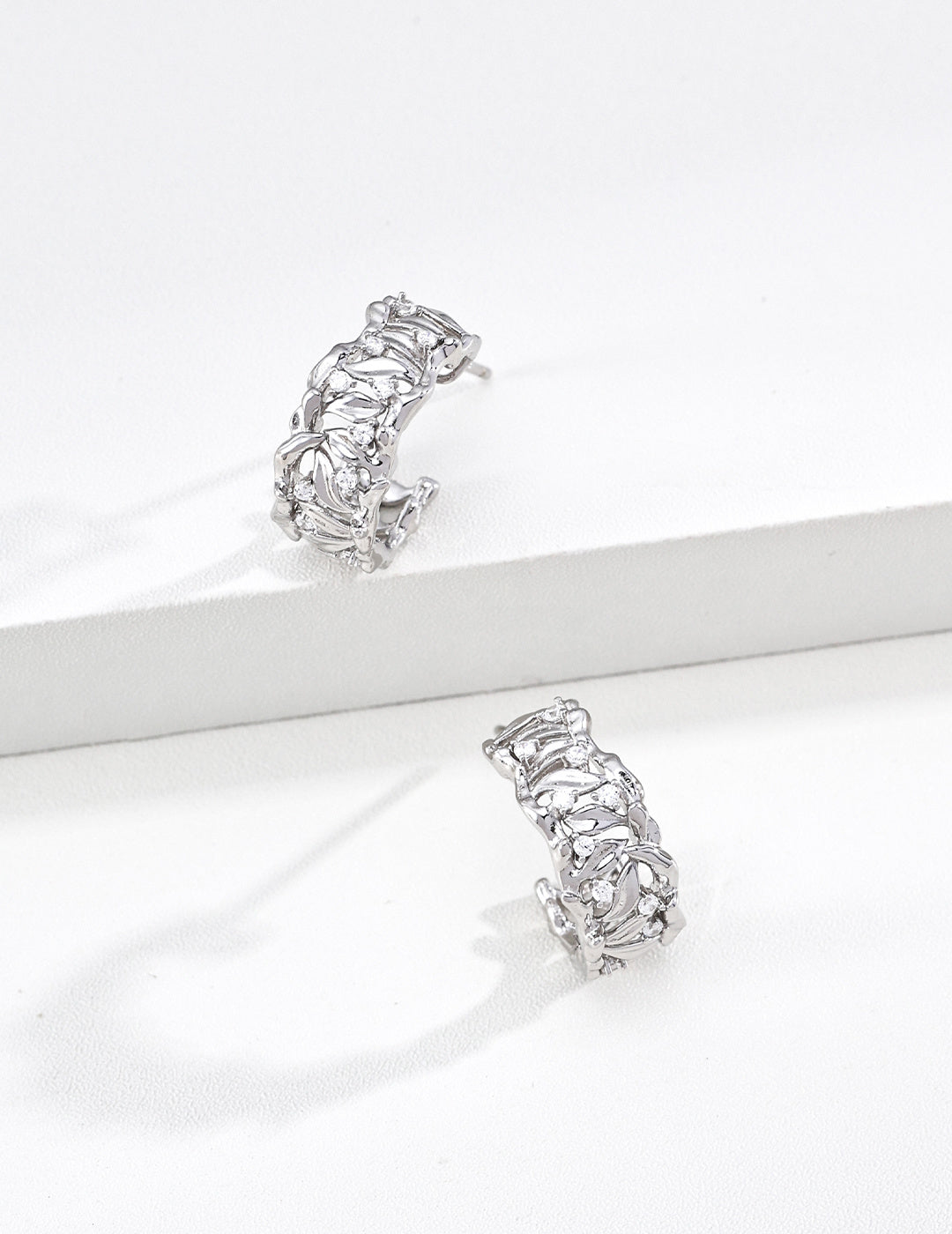 [Golden Willow] Willow Leaf Motif Earrings with Zirconia, Gold Plated - Brings Good Fortune
