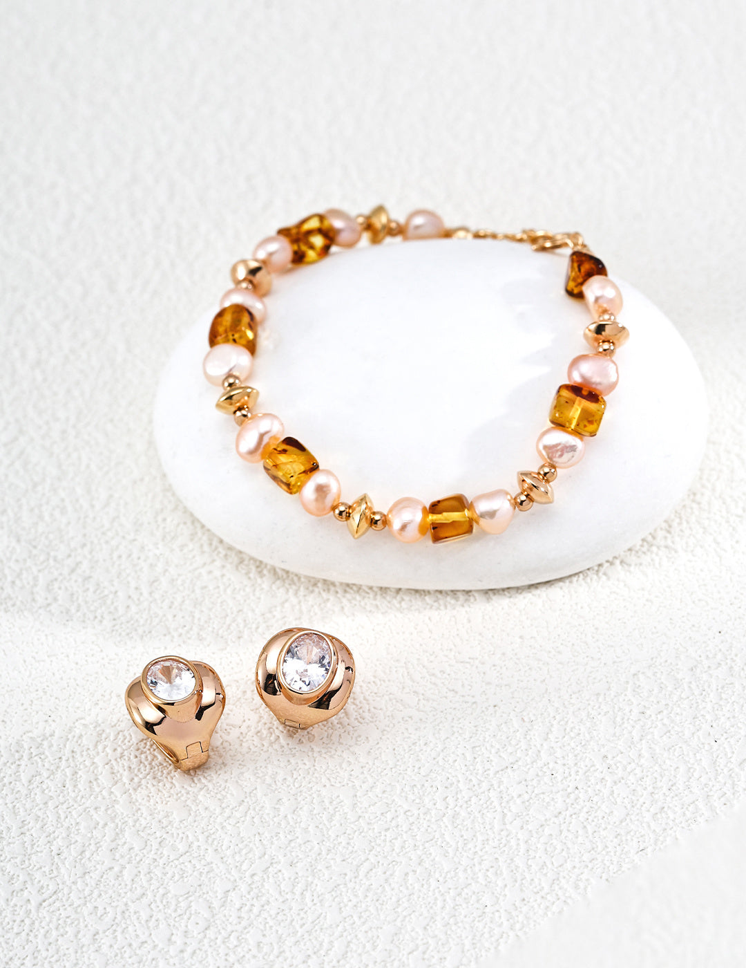 【金の蕾】ジルコニア ミニマルデザイン ピアス 金メッキ
