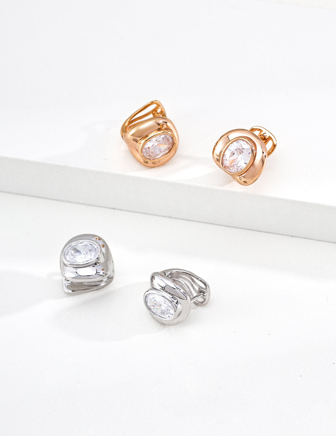 【金の蕾】ジルコニア ミニマルデザイン ピアス 金メッキ