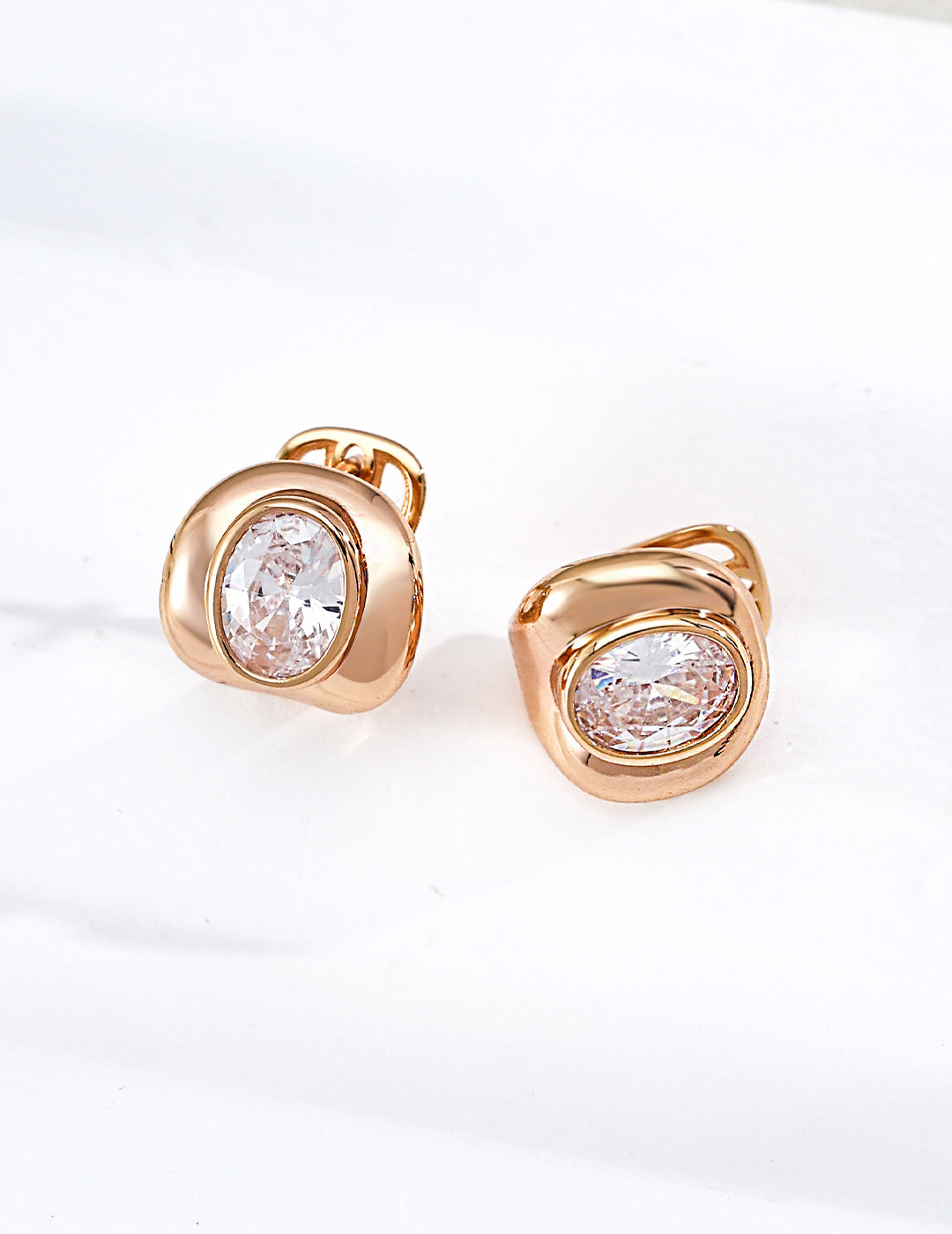 【金の蕾】ジルコニア ミニマルデザイン ピアス 金メッキ