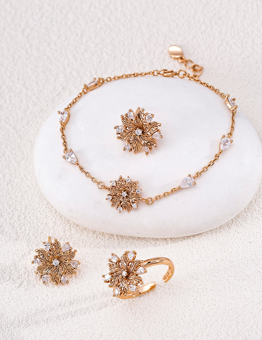 百合の花びら ジルコニア ピアス 揺れるたびに輝く気品