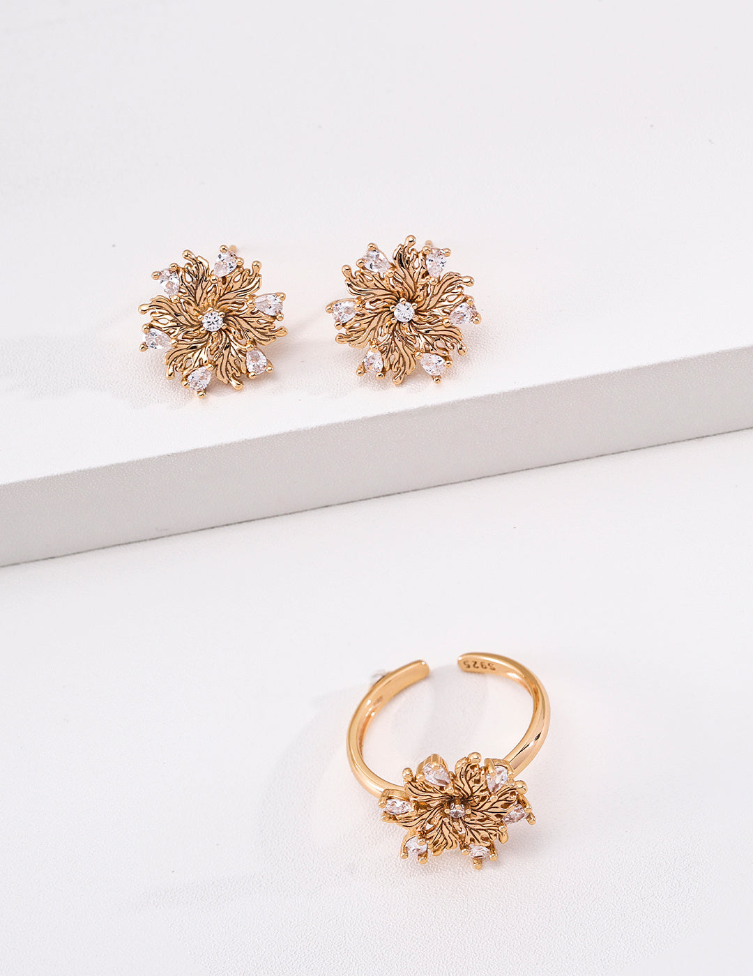 百合の花びら ジルコニア ピアス 揺れるたびに輝く気品