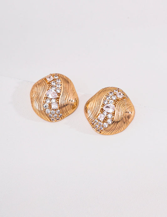 Square Frame Zirconia Line Earrings that Illuminate the Profile