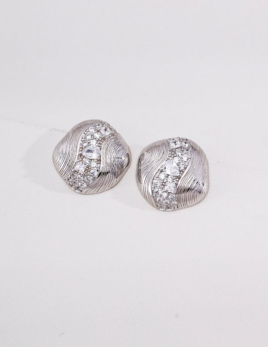 Square Frame Zirconia Line Earrings that Illuminate the Profile