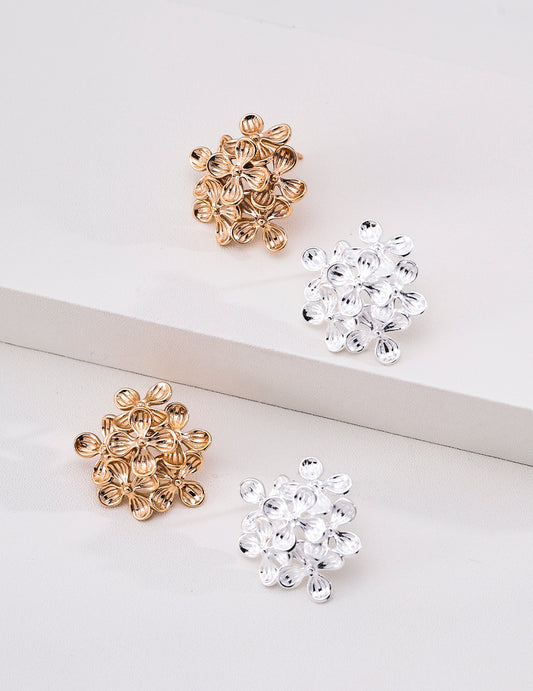 Flower motif silver earrings with a natural form and beautiful texture