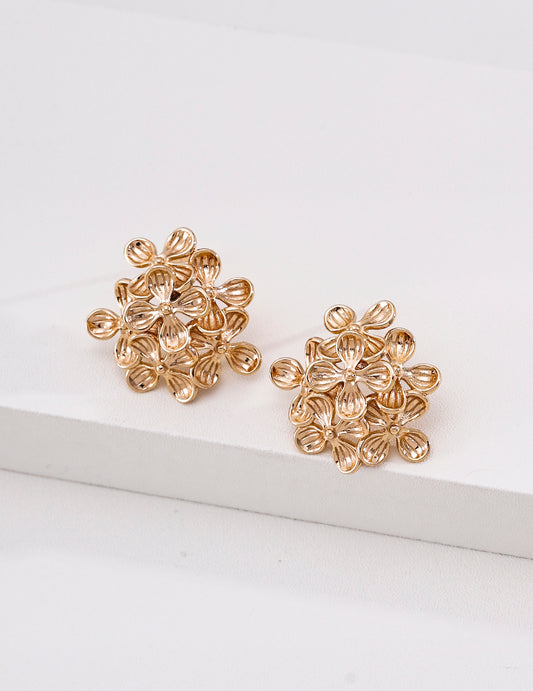Flower motif silver earrings with a natural form and beautiful texture
