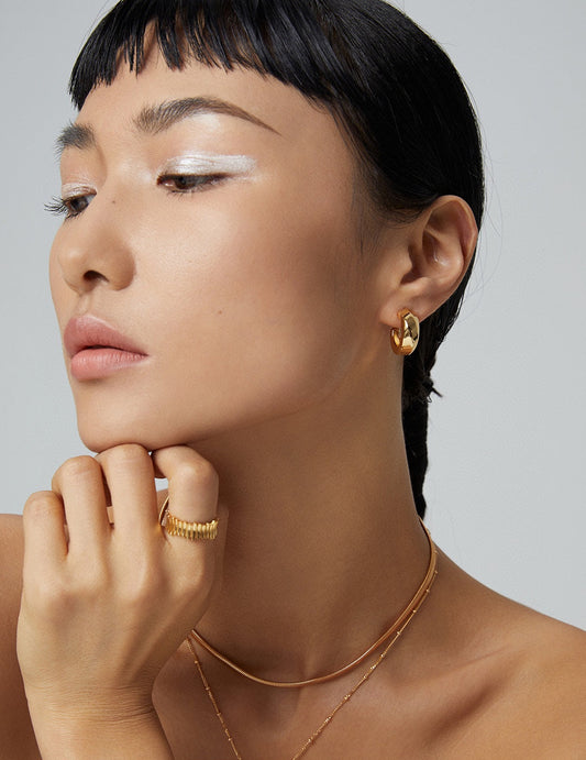 Silver 925 Twist Line Earrings: Sophisticated Beauty with a Nuance of Style