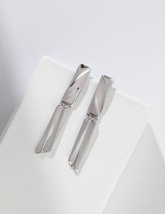 [S925] Modern Stud Earrings with Sculpture-Like Beauty and High-Polish Finish