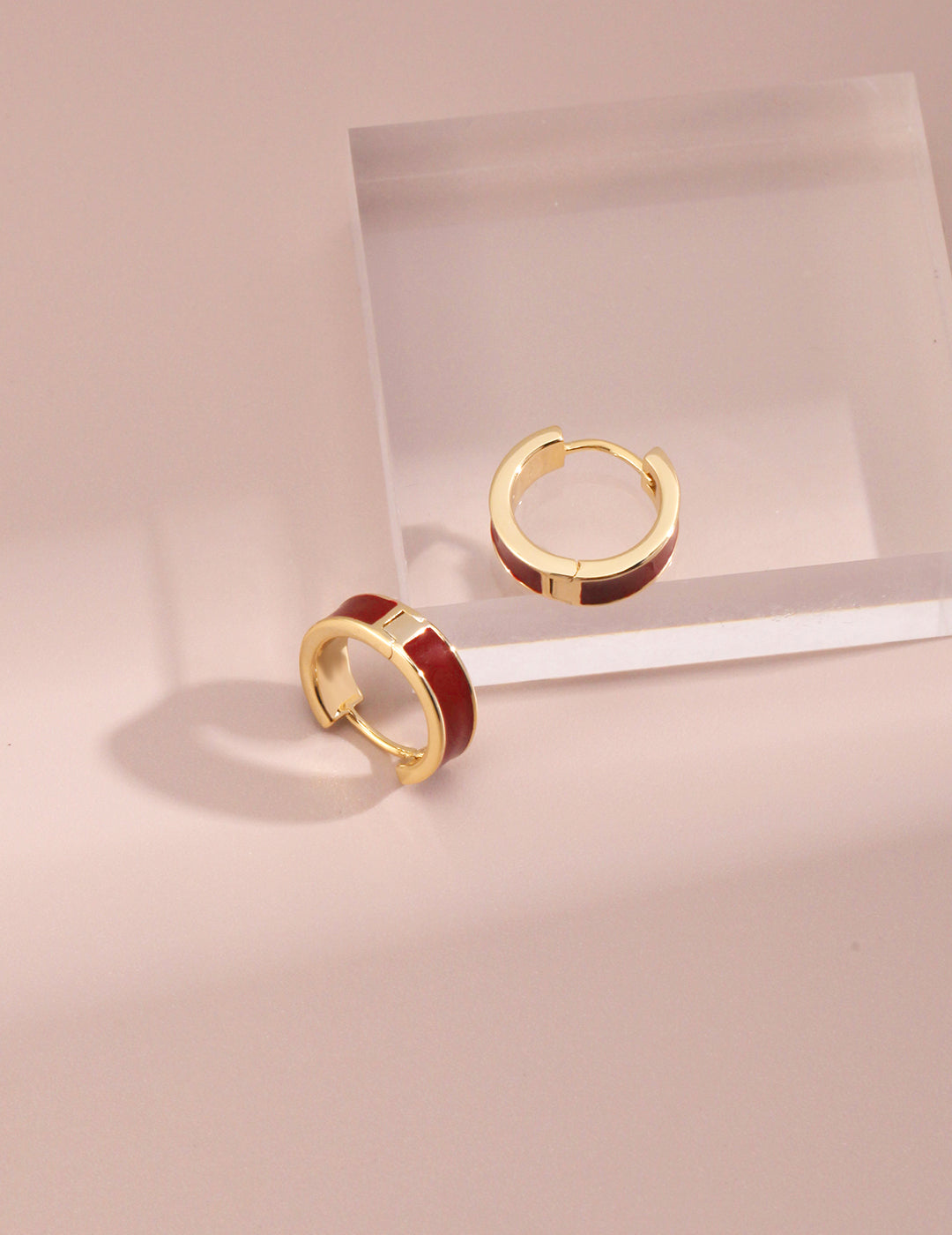 クラシック エナメルピアス 金メッキが輝くボルドーレッド