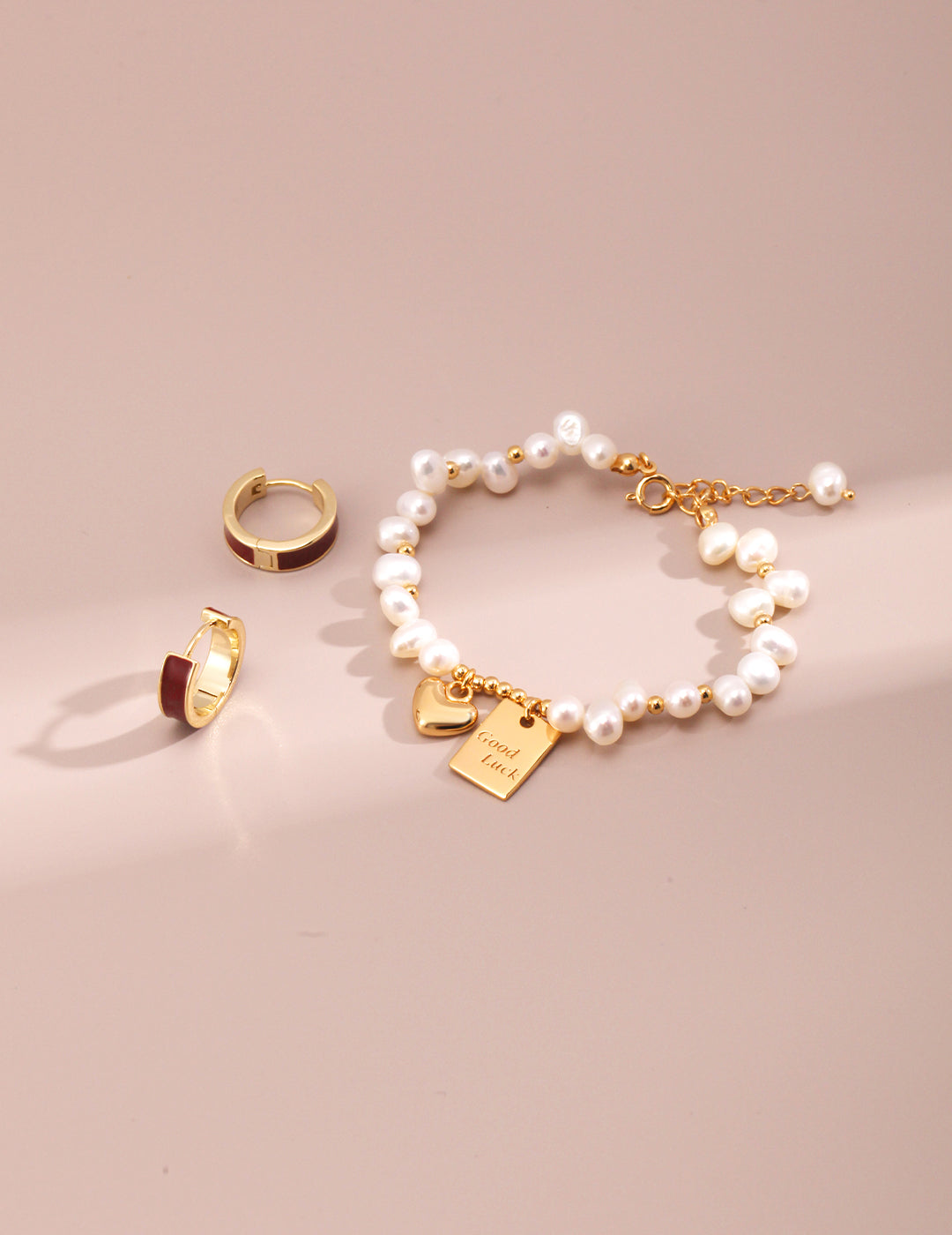クラシック エナメルピアス 金メッキが輝くボルドーレッド
