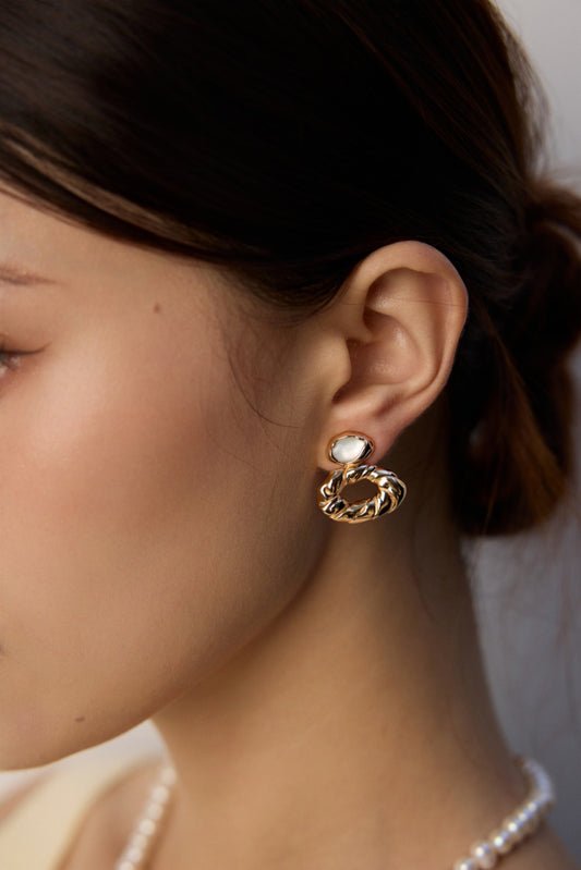 S925 Vintage-style Mother of Pearl Shell Earrings Retro Elegant