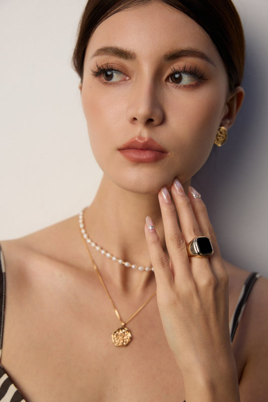 Silver 925 Black Onyx Ring: A chic and elegant presence