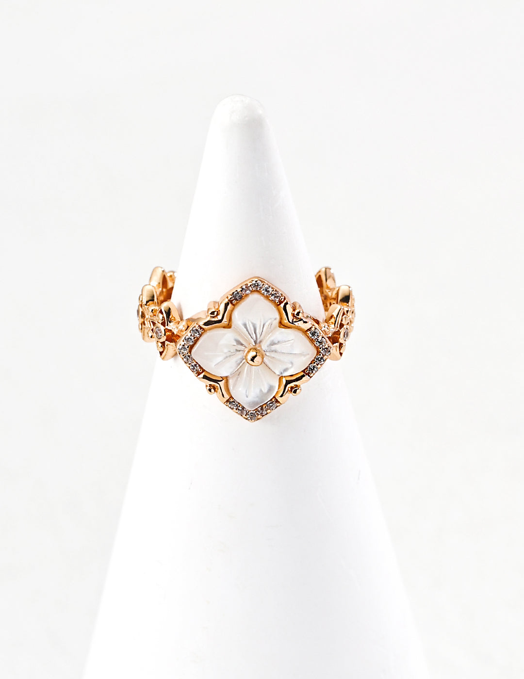 Lucky Four-Leaf Clover Ring, Mother of Pearl, Luxuriously Sparkling Ring