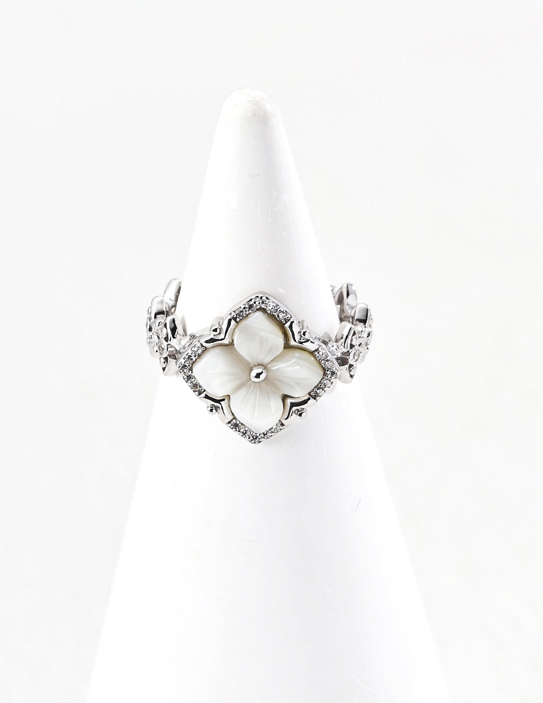 Lucky Four-Leaf Clover Ring, Mother of Pearl, Luxuriously Sparkling Ring