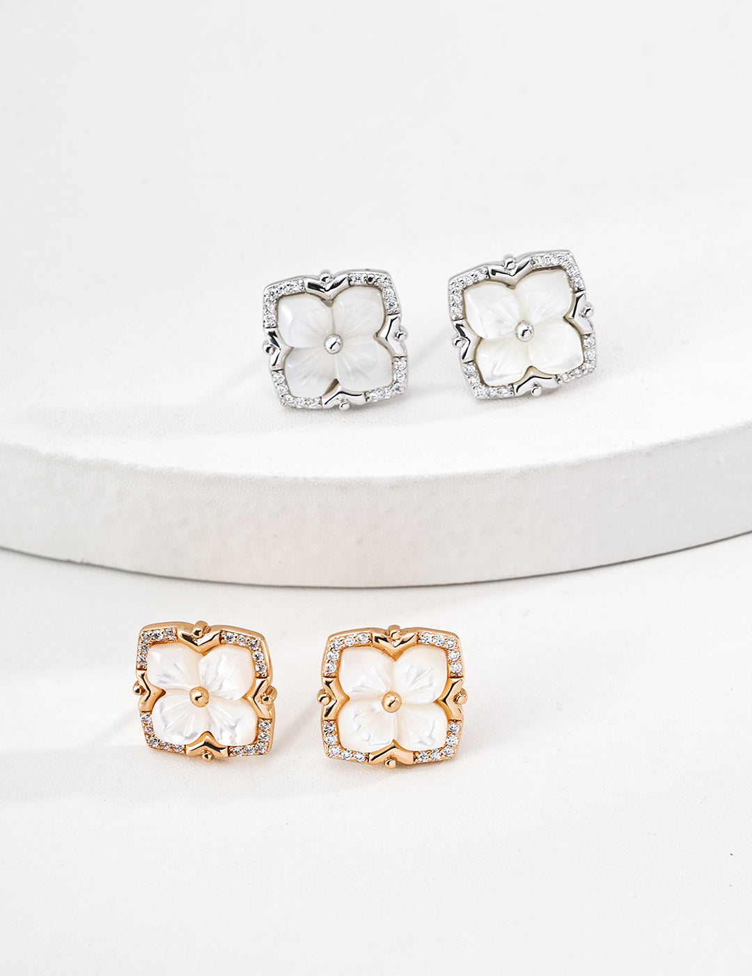 Lucky Four-Leaf Clover Ring, Mother of Pearl, Luxuriously Sparkling Ring
