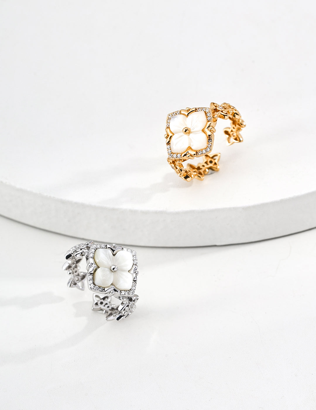 Lucky Four-Leaf Clover Ring, Mother of Pearl, Luxuriously Sparkling Ring