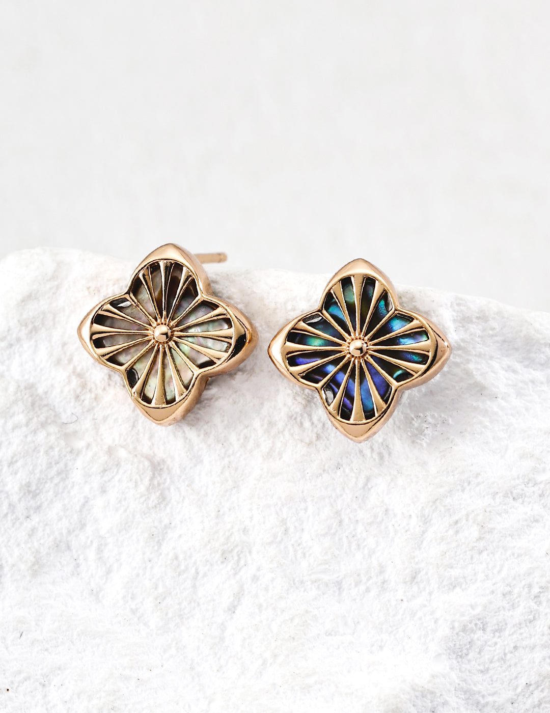 四葉のクローバー シェルピアス 白蝶貝＆アワビ貝 幸運のモダンデザイン