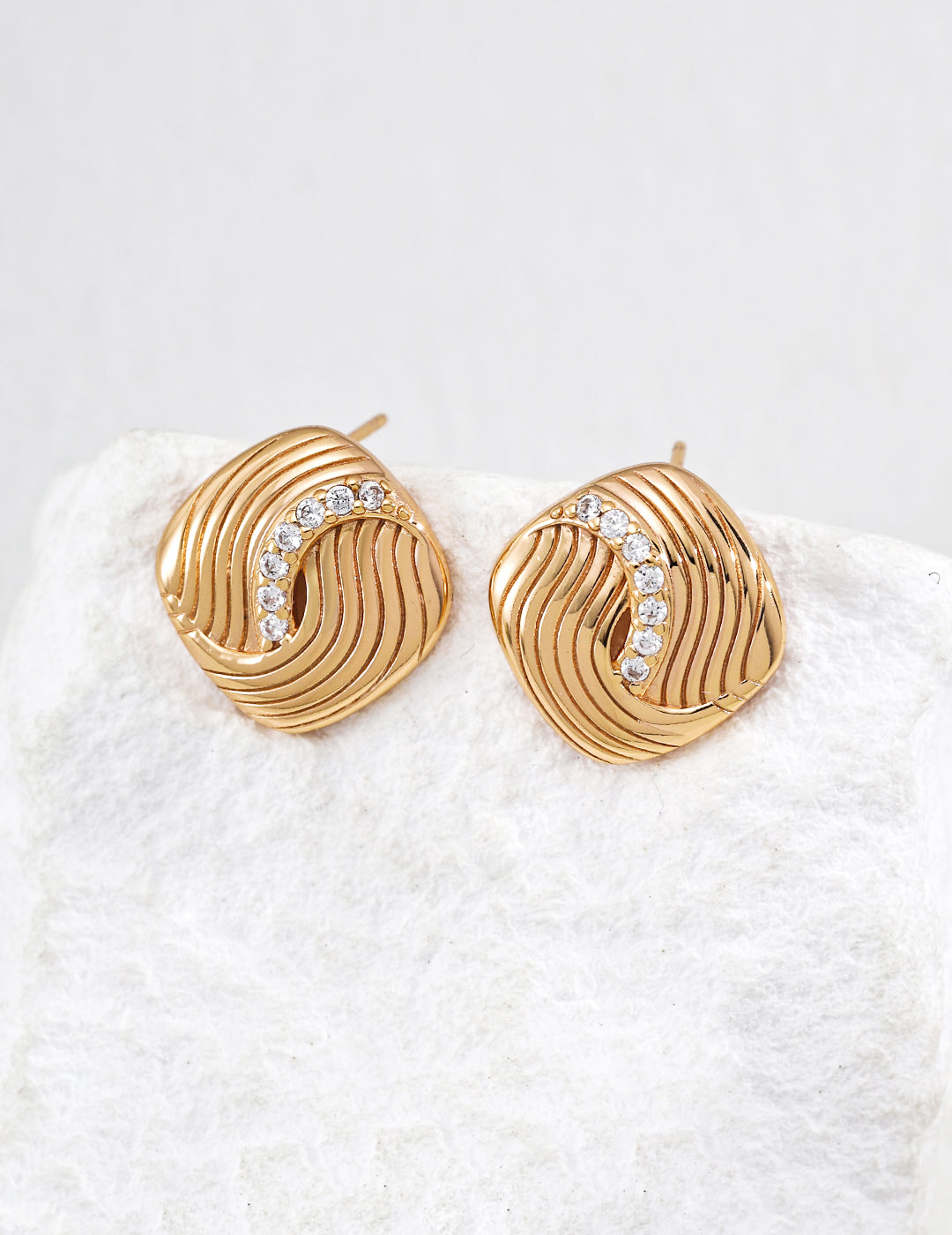 Sterling Silver 925 Zirconia Twisted Design Earrings: The Aesthetics of Flowing Forms