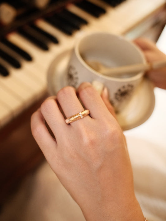 Zirconia Minimalist Stripe Elegant Ring